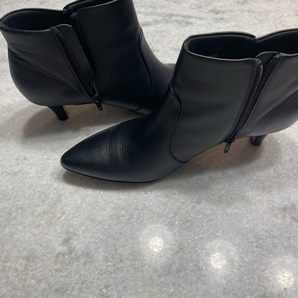 Clarks size 11 Ladies black ankle boots with 1” heel.